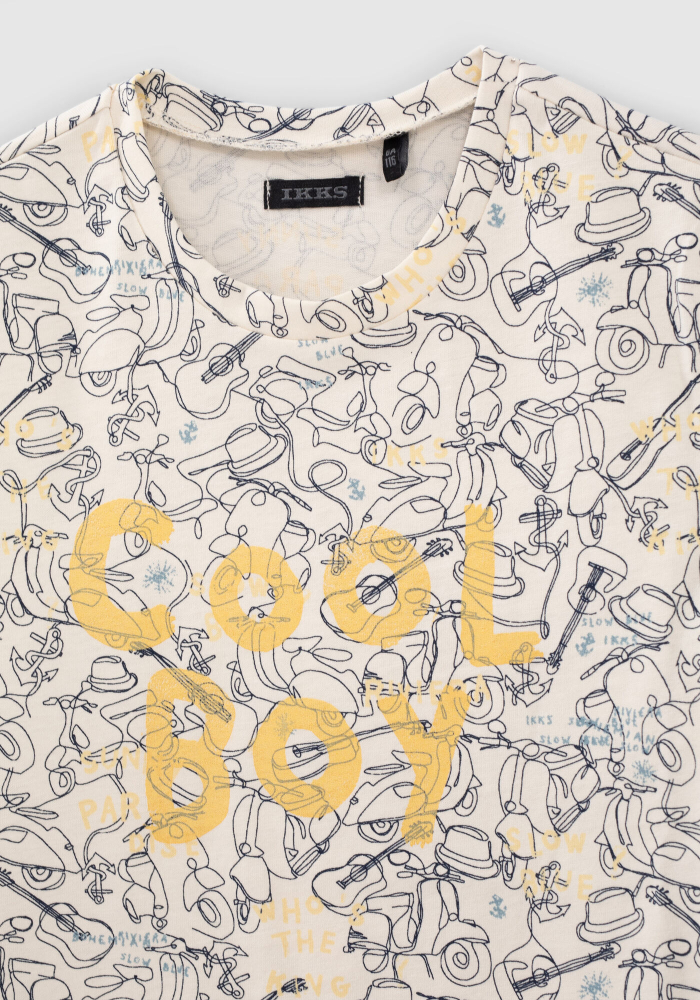 detail Chlapecké tričko z organické bavlny s celoplošným potiskem perokreseb IKKS