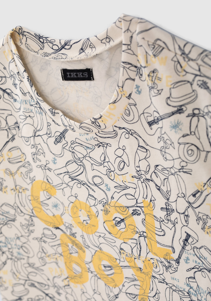 detail Chlapecké tričko z organické bavlny s celoplošným potiskem perokreseb IKKS