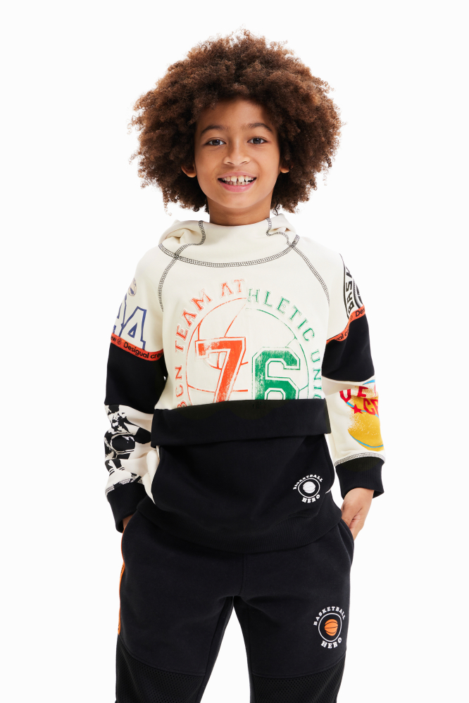 detail Chlapecká volná mikina s kapucí s různými potisky ve sportovním stylu DESIGUAL