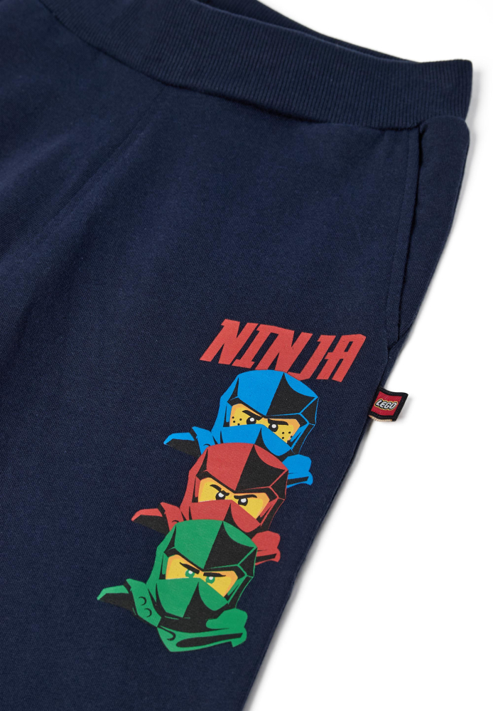 detail LEGO® NINJAGO® chlapecké tepláky – pohodlný styl pro malé ninji LEGO