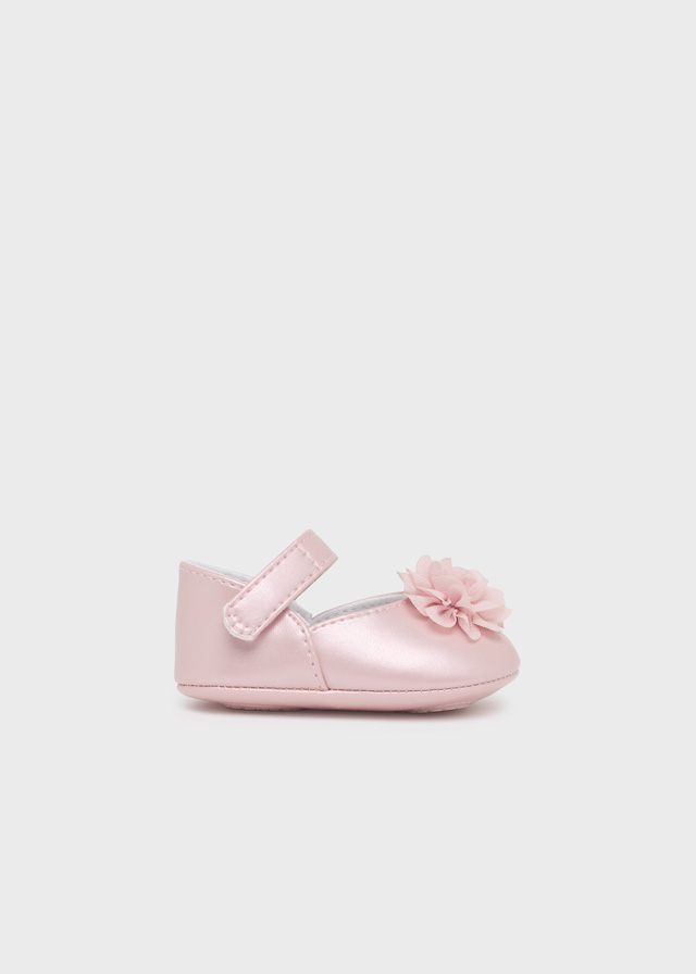 detail Newborn Mary Janes with flower