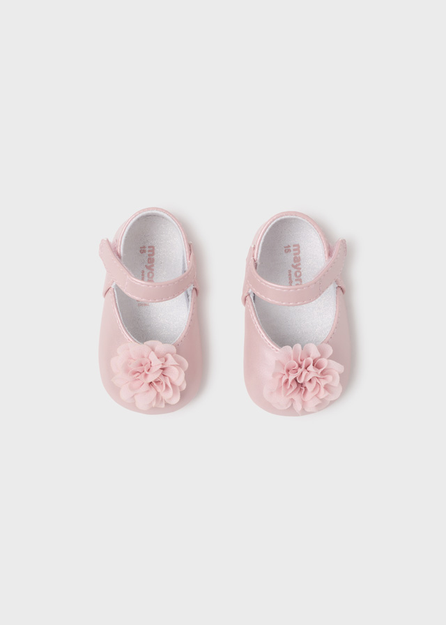 detail Newborn Mary Janes with flower