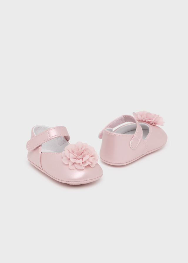 detail Newborn Mary Janes with flower