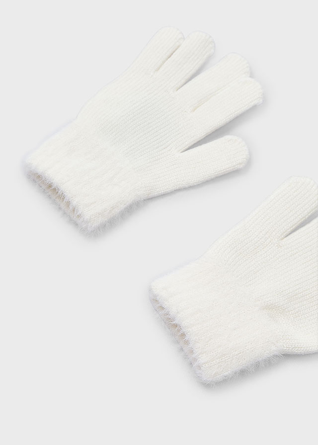 detail Jemné bílé pletené rukavice pro dívky s měkkým lemem. Elegantní doplněk, který s MAYORAL