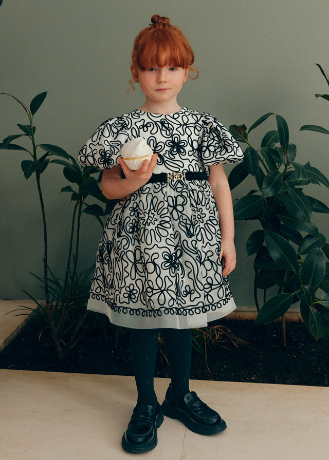 detail Dívčí bílé šaty s černou květinovou výšivkou a páskem ABEL & LULA