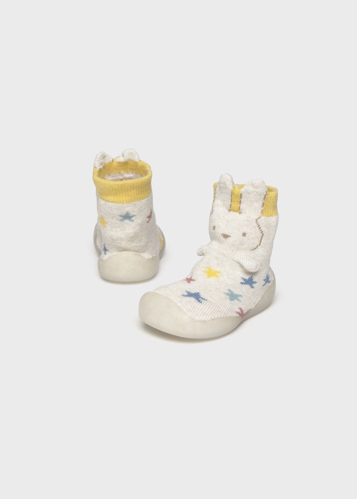 detail Unisex kojenecké ponožky s hvězdičkami a žlutým lemem MAYORAL